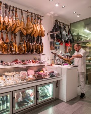 La Teca man cutting ham